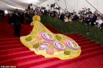 فساتين النجوم تثير السخرية في حفل Met Gala