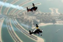 رجلان يطيران فوق دبي