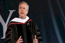 رجال آليون يدعمون جيب بوش في حملته الانتخابية