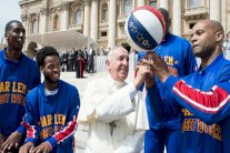 البابا فرنسيس يستعرض مهاراته في كرة السلة