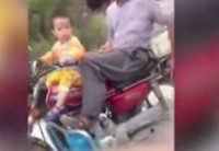 طفلة في الثانية من عمرها تقود دراجة نارية