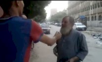 شابان يحرقان لحية رجل مسن في مصر