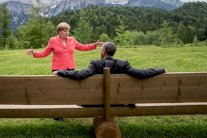 صورة لأوباما وميركل تثير الجدل