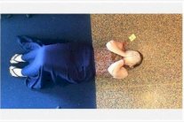 امرأة ترتدي فستانا مشابهًا للأرضية