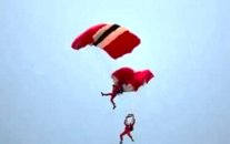 مظلي بريطاني ينقذ زميله من سقوط مميت