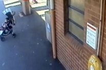 جد ينقذ حفيدته من عجلات قطار... فيديو