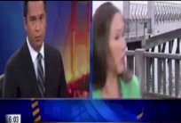 فريق تلفزيوني يتعرض للسطو على الهواء مباشرة