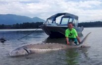 فتى أميركي يصطاد سمكة تزن 272 كيلوجرامًا