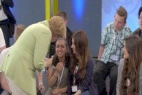 دموع طفلة فلسطينية تعرّض ميركل للنقد