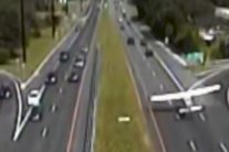 طائرة تضطر للهبوط وسط سيارات... فيديو