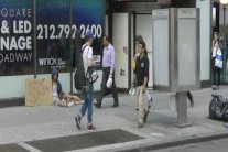 سكان نيويورك لا يبالون بالعائلات المشردة... فيديو