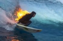 يتزلج على الماء والنيران مشتعلة في ظهره