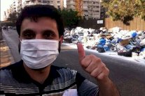 سيلفي والنفايات خلفي... والكمامة على أنفي