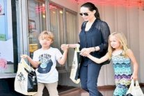 أنجيلينا جولي وتوأمها في السوق