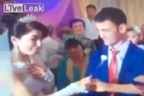 عريس يضرب زوجته يوم زفافهما... فيديو