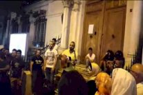 سوريون ينشدون السلام في طرقات تركيا... فيديو