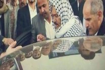 صالح يتكئ على مرافقيه لدخول السيارة