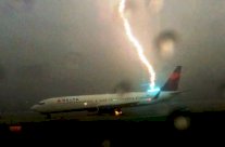 صاعقة هائلة تصيب طائرة ركاب في الولايات المتحدة