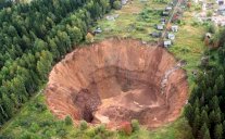 حفرة عملاقة في روسيا تثير الإستغراب والتساؤل !