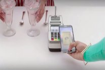 سامسونغ تسخر من أبل بإعلانين جديدين... فيديو