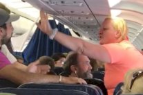 بريطانيون سكارى يجبرون طائرة على الهبوط