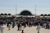 متظاهرو البصرة يصعدون احتجاجاتهم بتطويق مقر حكومتها