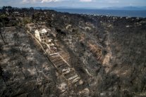 رئيس الحكومة اليونانية يتفقد القريتين المنكوبتين جراء الحريق