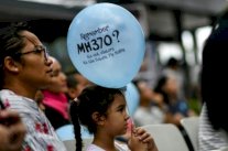 أقارب ركاب الطائرة الماليزية المفقودة يتسلمون تقريرًا رسميًا حول الحادثة