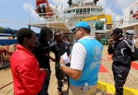 السفينة العالقة في البحر ترسو في ميناء تونسي