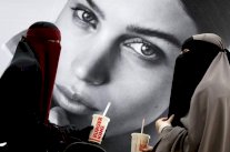 ناشطات سيتظاهرن منتقبات تحديا لسريان قانون حظر النقاب في الدنمارك