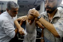 اصابة 20 فلسطينيا في غارة اسرائيلية على مركز ثقافي بغزة