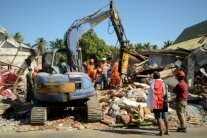 زلزال إندونيسيا يشرد الآلاف