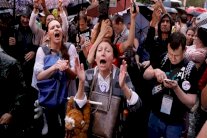 محتجون في موسكو يطالبون بالإفراج عن فتاتين متهمتين بالتطرف