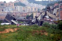 مقتل 30 شخصًا في انهيار جسر جنوى