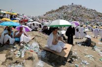 الحجاج ينفرون إلى مزدلفة بعد الوقوف على صعيد عرفات