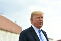 ترمب يتهم كوهين باختلاق قصص ويشيد بمانافورت