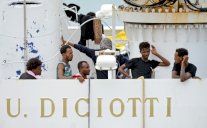 روما ستسمح بنزول المهاجرين العالقين على متن سفينة في ميناء صقلية