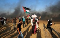 اصابة نحو 190 فلسطينيا بنيران الجيش الاسرائيلي قرب حدود قطاع غزة