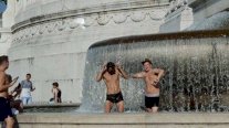الشرطة الإيطالية تبحث عن سائحين تجردا من ملابسهما في نافورة في روما