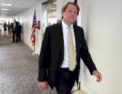 ترمب يعلن أن محامي البيت الأبيض سيغادر منصبه قريباً