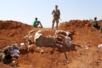 مقاتلو المعارضة في إدلب يفجرون جسرين تحسبًا لهجوم النظام