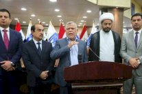 الصدر لصلاة موحدة بالأكفان وقادة شيعة يتحدون العبادي