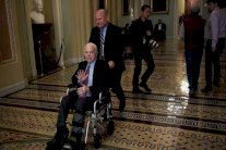 ترمب يكتفي بنعيّ تقليدي لماكين على تويتر