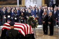 أوباما وبوش الابن يشاركان في مراسم وداع ماكين