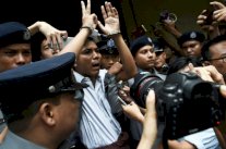 بريطانيا تطالب بورما بالافراج عن صحافيي رويترز