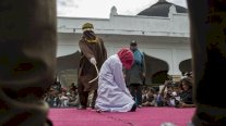 في ماليزيا، معاقبة امرأتين مثليتين بالضرب بالعصا