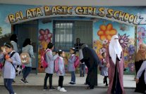 محللون: وقف واشنطن تمويل الأونروا يشجّع إسرائيل ويؤذي آفاق السلام