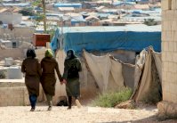 المئات يفرون من جنوب إدلب خشية هجوم مرتقب