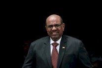 البشير يعيّن رئيسًا جديدًا للوزراء لتشكيل حكومة تتعامل مع الأزمة الاقتصادية