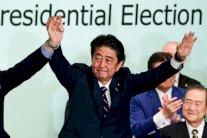 شينزو آبي سياسي طموح ساعدته الظروف